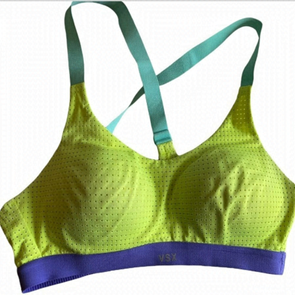 VICTORIA’S Secret Sports Bra with adjustable straps, light lining, Size 32B